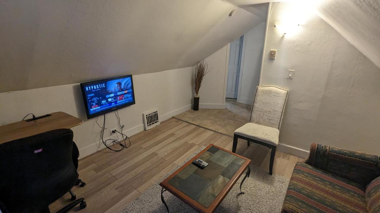 Cozy Downtown One Bedroom Free Parking Kingston Bagian luar foto